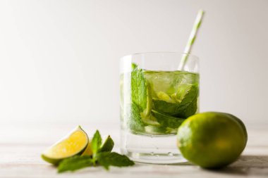 Mojito Beyaz ahşap arka plan üzerinde kokteyl