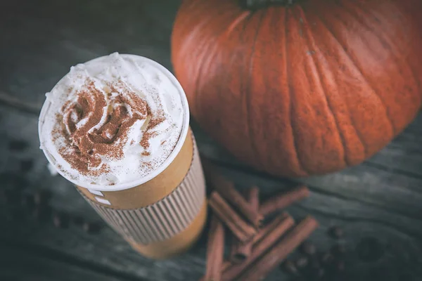 Pumpkin spice latte w papierowy kubek — Zdjęcie stockowe