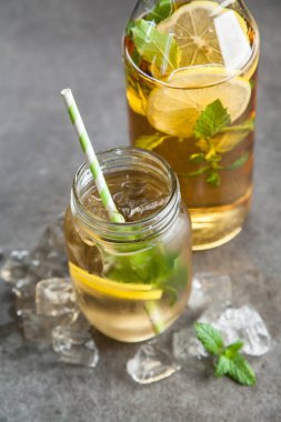 Limonlu ve naneli buzlu çay.