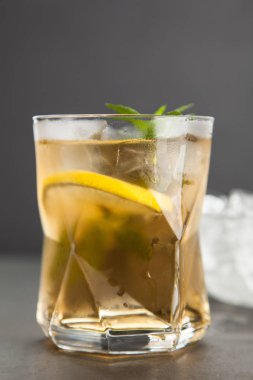 Limonlu ve naneli buzlu çay.