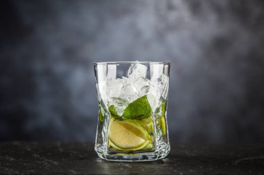 Mojito koyu arka plan üzerinde kokteyl