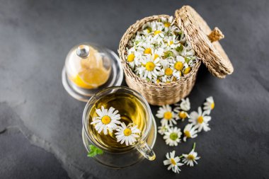 Bir fincan papatya çayı.