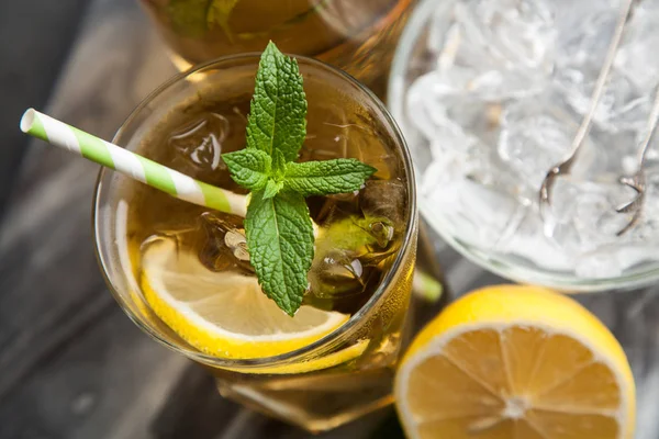 Limonlu ve naneli buzlu çay.