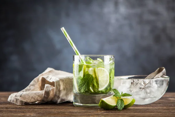 Mojito koyu arka plan üzerinde kokteyl
