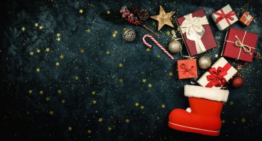 Noel hediyeleri Noel babalar dışarı akan çorap