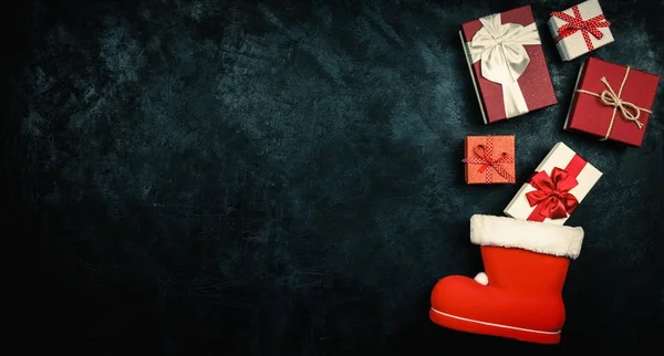 Regali di Natale che sgorgano dalla calza di Babbo Natale — Foto Stock