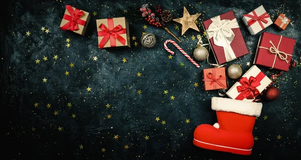 Regali di Natale che sgorgano dalla calza di Babbo Natale — Foto Stock