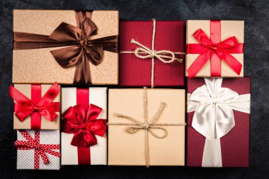 Karanlık arka planda Noel hediyeleri