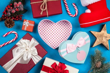 Mavi arka plan üzerinde Noel hediyeleri