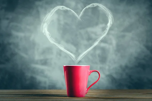 Tasse de café avec une vapeur en forme de coeur — Photo