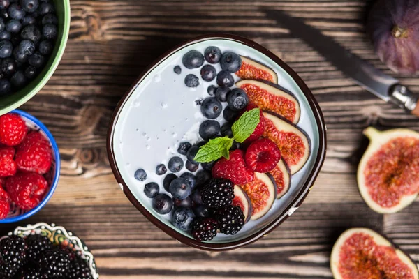 Heerlijke yoghurt van de bosbes en gekonfijte vijgen — Stockfoto