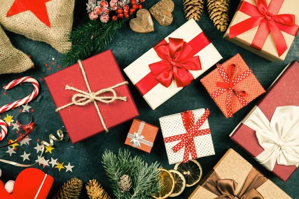 Weihnachtsgeschenke auf dunklem Hintergrund — Stockfoto