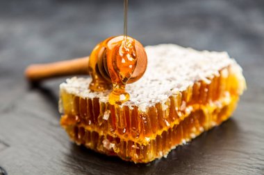 Beyaz üzerine bal peteği