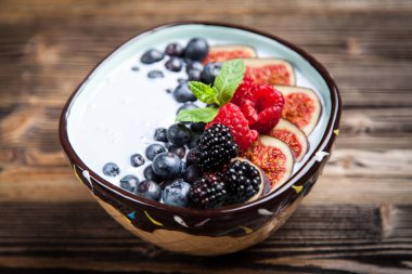 Lezzetli blueberry ve incir yoğurt