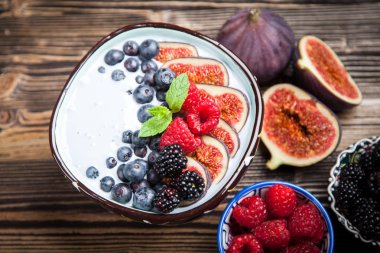 Lezzetli blueberry ve incir yoğurt