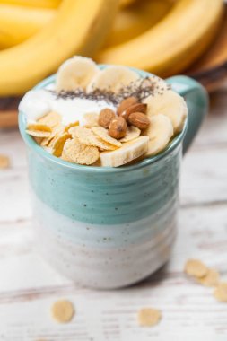 Muz yoğurt tohum ve Mısır gevreği ile