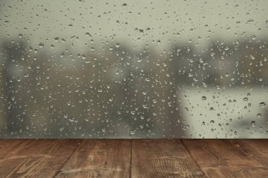 Yağmurlu penceresi arka planını masaya
