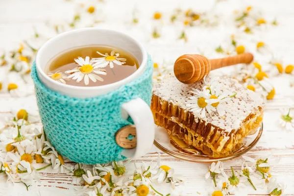 Waben- und Kamillentee auf weißem — Stockfoto