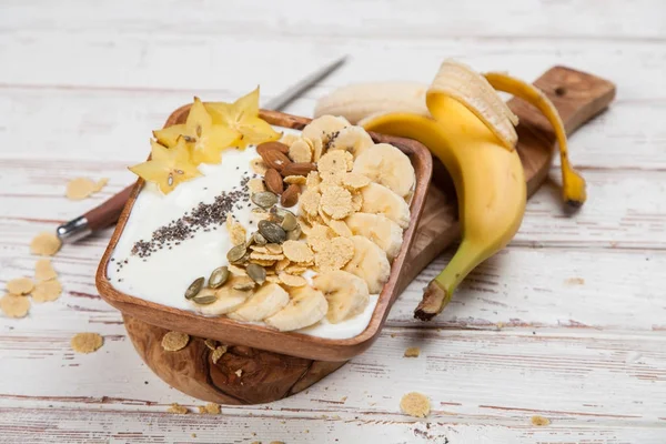 Muz yoğurt tohum ve Mısır gevreği ile