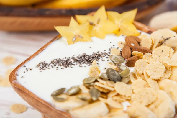 Muz yoğurt tohum ve Mısır gevreği ile