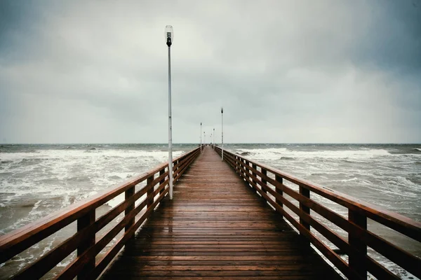 Lange houten pier — Stockfoto