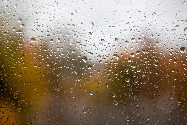 Gotas de chuva em uma janela — Fotografia de Stock