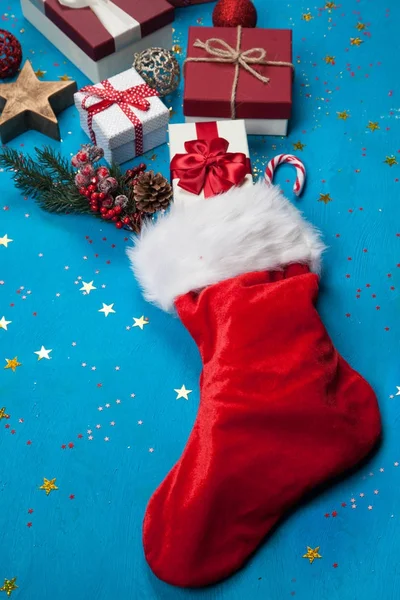 Weihnachtsgeschenke fließen aus dem Weihnachtsstrumpf — Stockfoto