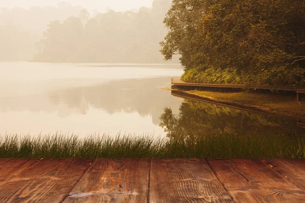 Tabell på park lake bakgrund — Stockfoto