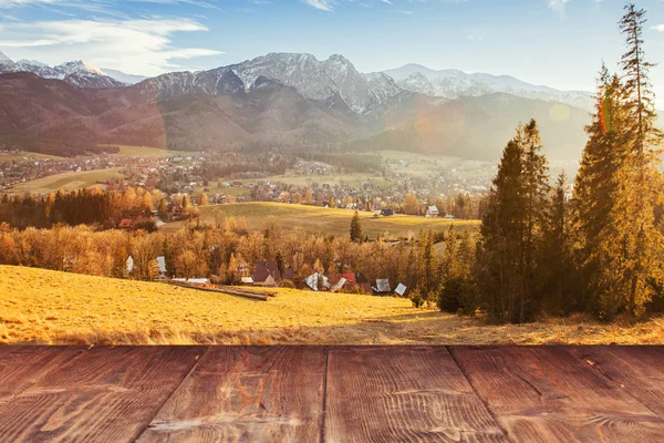 Sonbahar Dağları arka plan masaya — Stok fotoğraf