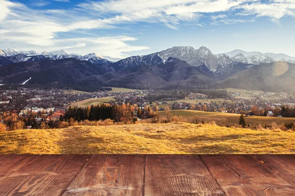 Tavola su sfondo montagna autunno — Foto Stock