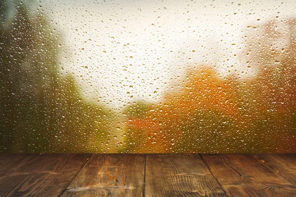 Tabela sobre fundo janela chuvosa — Fotografia de Stock