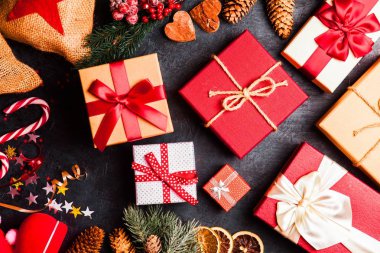 Karanlık arka planda Noel hediyeleri