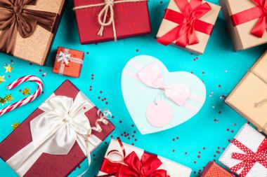 Mavi arka plan üzerinde Noel hediyeleri