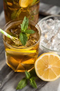 Limonlu ve naneli buzlu çay.