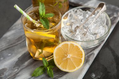 Limonlu ve naneli buzlu çay.