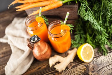 Taze organik havuç suyu