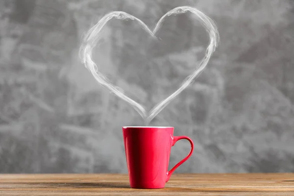 Kopje koffie met een hartvormige stoom — Stockfoto