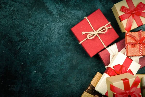 Weihnachtsgeschenke auf dunklem Hintergrund — Stockfoto