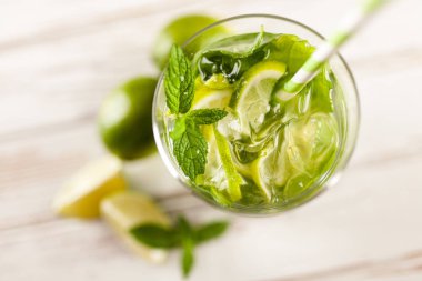 Mojito Beyaz ahşap arka plan üzerinde kokteyl