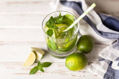 Mojito Beyaz ahşap arka plan üzerinde kokteyl