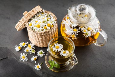 Bir fincan papatya çayı.