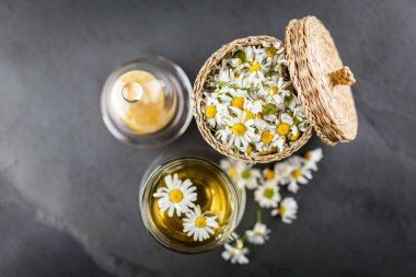 Bir fincan papatya çayı.