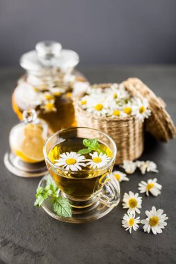 Bir fincan papatya çayı.