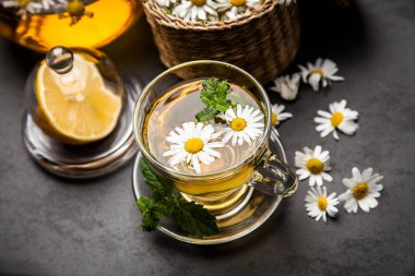 Bir fincan papatya çayı.