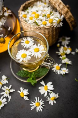 Bir fincan papatya çayı.