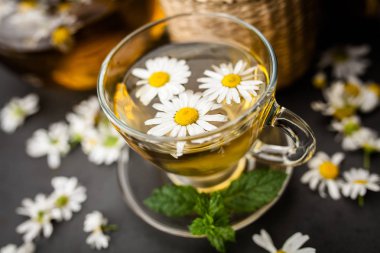 Bir fincan papatya çayı.