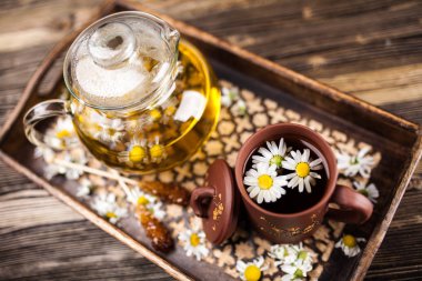 Bir fincan papatya çayı.