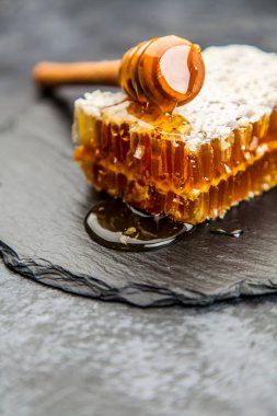 Beyaz üzerine bal peteği