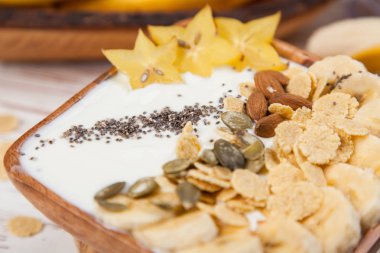 Muz yoğurt tohum ve Mısır gevreği ile