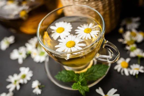 Bir fincan papatya çayı.